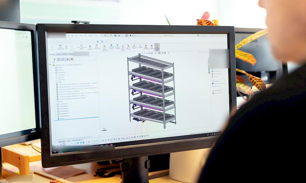 Ingenieur arbeitet am Bildschirm an einer 3D-CAD-Konstruktion eines Regalgestells