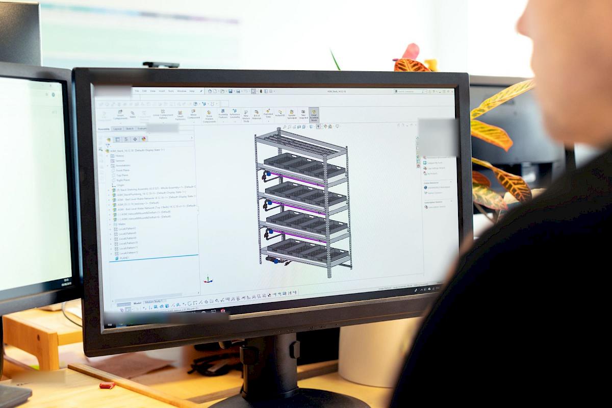 Ingenieur arbeitet am Bildschirm an einer 3D-CAD-Konstruktion eines Regalgestells